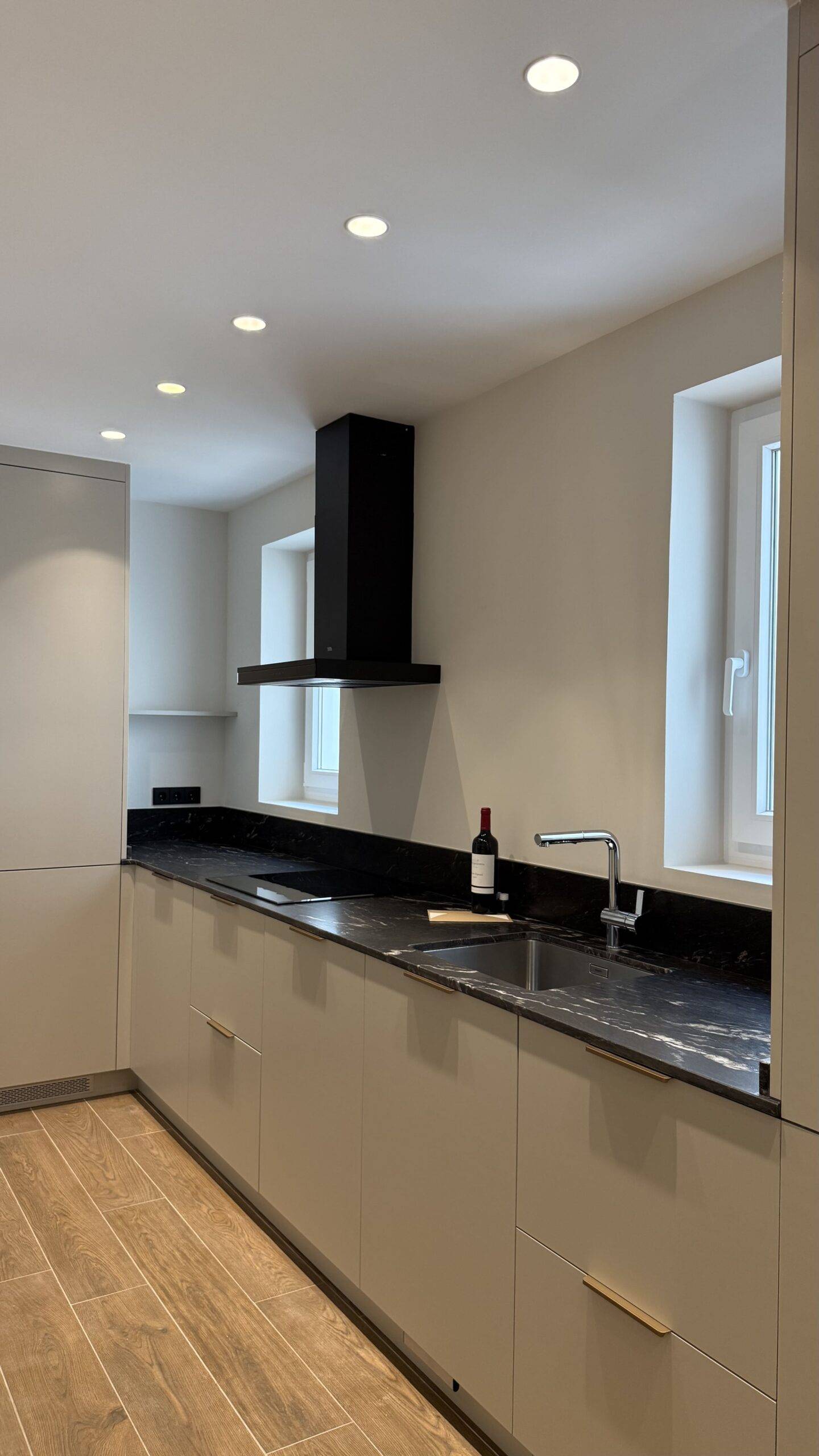 Cocina con encimera oscura e iluminación integrada (MV03)