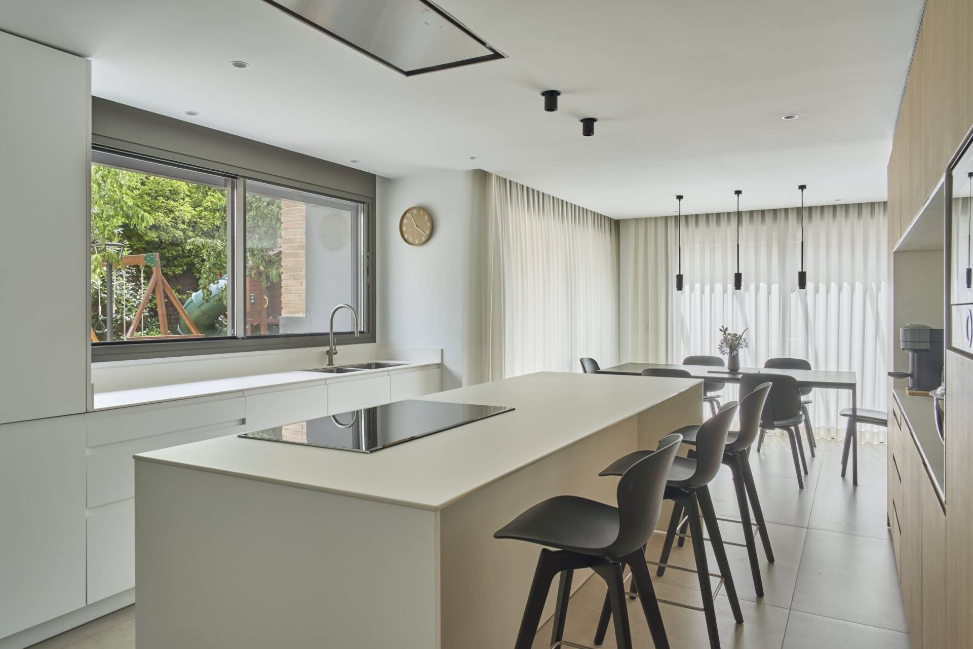 Cocina con isla integrada en salón y comedor de unifamiliar (CC10)